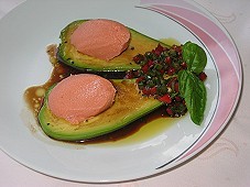 Tomatenmousse auf marinierter Avocado  Rezept