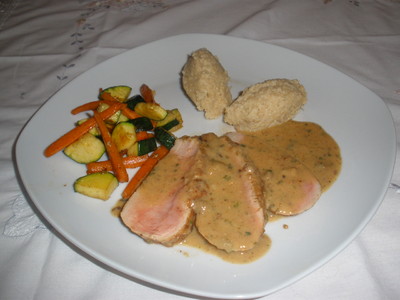 Rosa gebratenes Schweinsfilet in Käsesoße mit Couscous und Gemüse Rezept