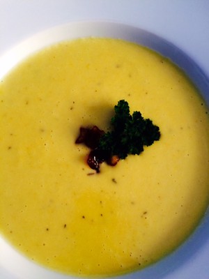 Kartoffelsuppe mit Käse und Karamell-Äpfel Rezept