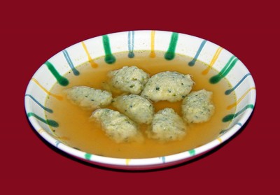 Klare Suppe mit Kürbiskernnockerl Rezept