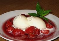 Heiße Erdbeeren in Rotwein Rezept