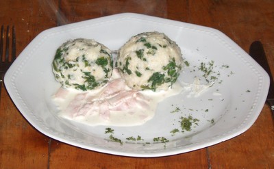 Mangoldtopfenknödel mit Schinkensahnesauce Rezept