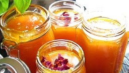 Marillenmarmelade mit Rosenblättern Rezept