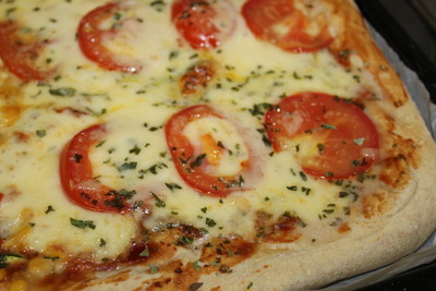 Pizza Margherita (mit Basilikum, Mozarella &amp; Tomaten) Rezept
