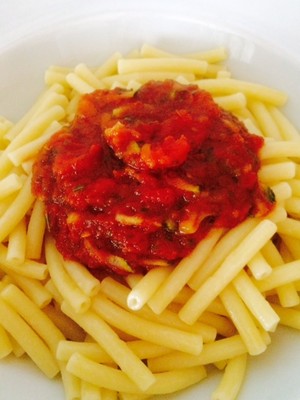 Nudeln mit Tomaten-Zucchini Sauce für eilige  Rezept