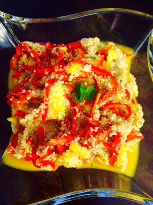 Pikanter Paprika- Mango Salat mit Quinoa Rezept