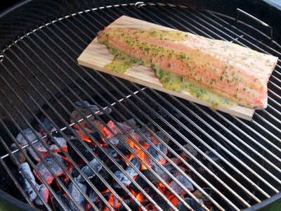 Lachsfilet auf der Planke gegrillt. Rezept