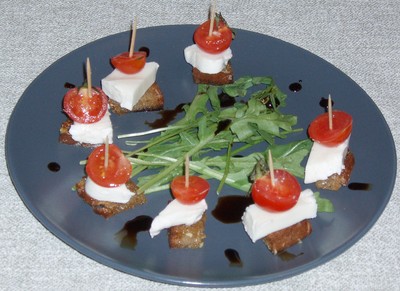 Rucolasalat mit Caprese-Türmchen Rezept