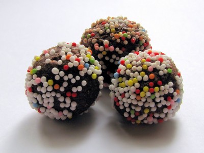 Schokoladenkugeln mit Zuckerperlen Rezept