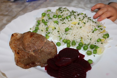 Schnitzel mit Reis und roten Rüben Rezept