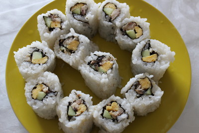 Sushi mit Omelett, Gurke und Sardine Rezept