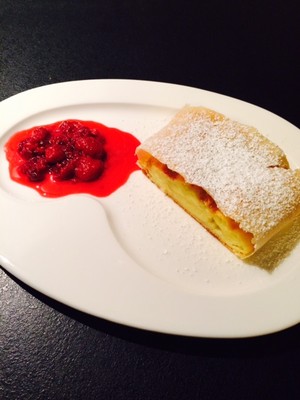 Topfenstrudel mit Fruchtsauce Rezept