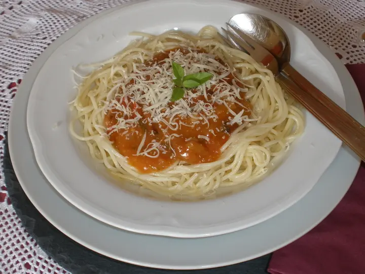 Spaghetti mit Tomatensoße