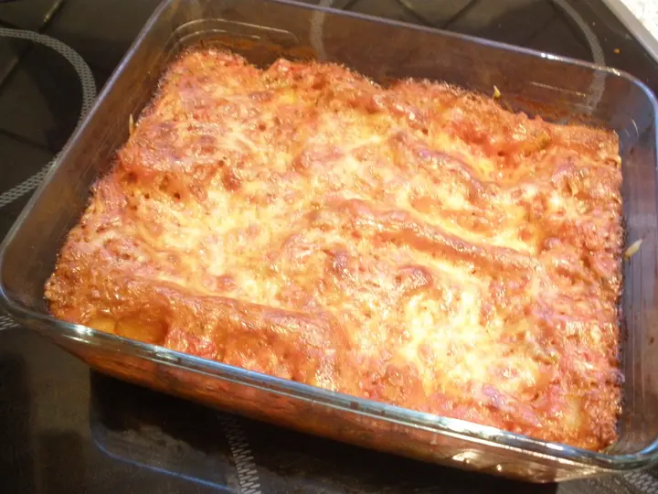 Cannelloni Bolognese auf Tomatensoße