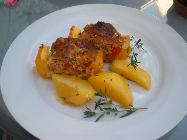 Bunt gefüllter Zucchini