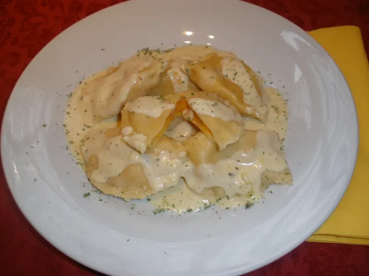 Selbstgemachte Ravioli mit Kürbis - Topfenfülle und Weißwein - Käsesoße 