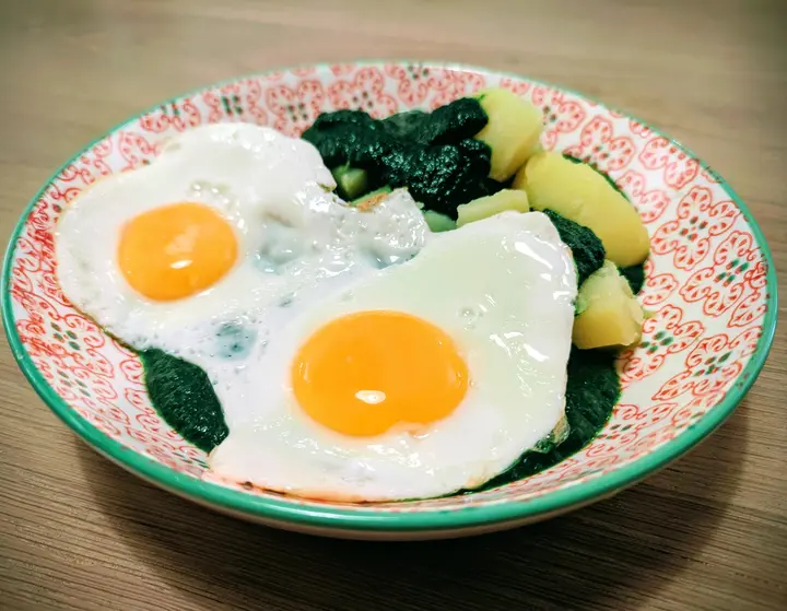 Köstlicher Cremespinat mit Erdäpfel und Spiegelei
