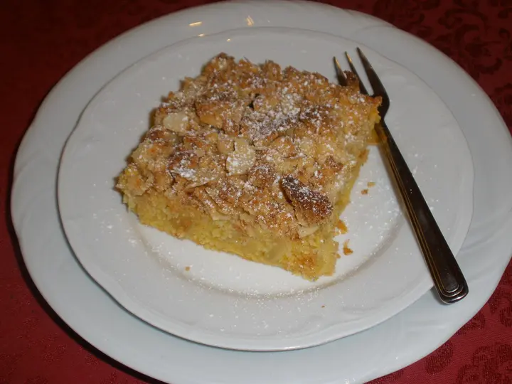 Apfelkuchen mit Marzipanstreusel