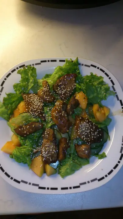Glasiertes Hühnerfilet mit Sesam auf Salat