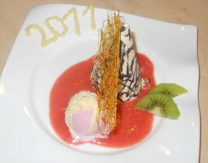 Pfirsichparfait im Schokoladenmantelspitz