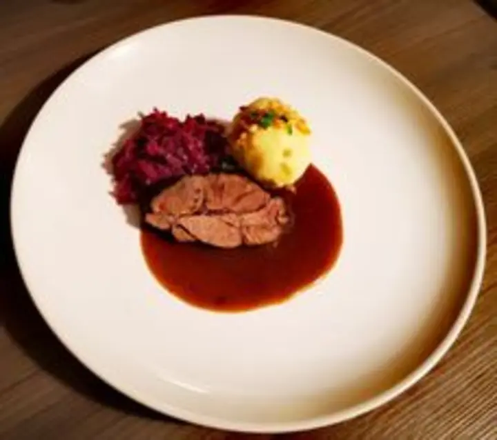 Wildschweinbraten mit Apfelrotkraut und Erdäpfelknödeln