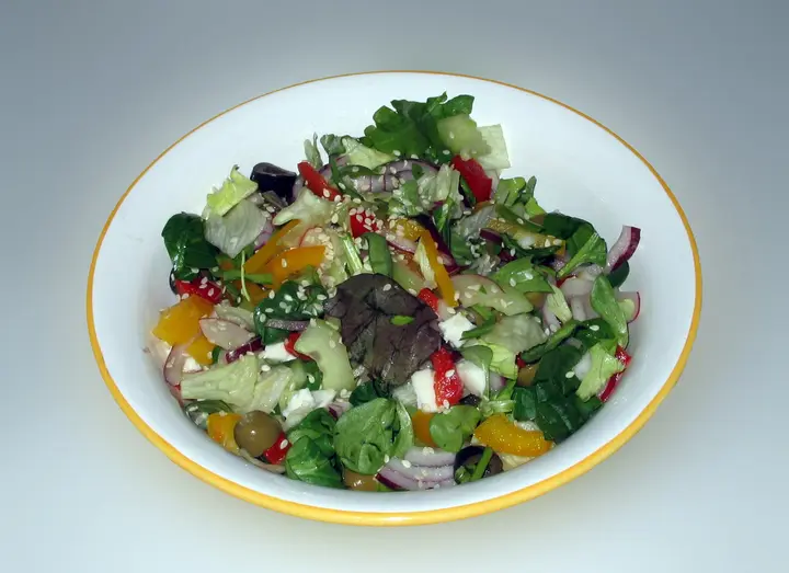 Blattsalat mit Sesam