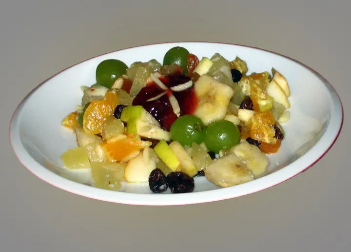 Obstsalat mit Rosinen