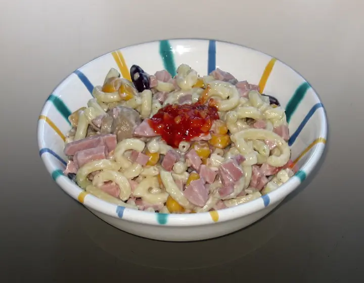 Nudelsalat mit Putenschinken