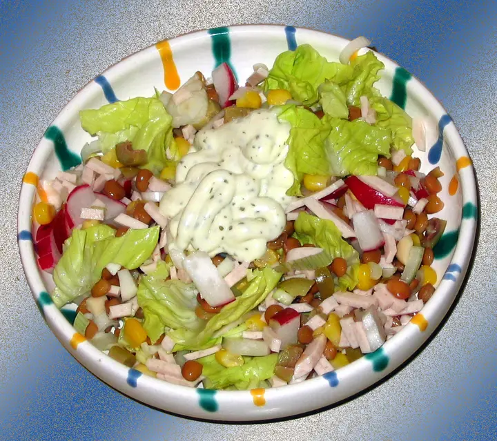 Frühlingssalat mit Hühnchenwurst