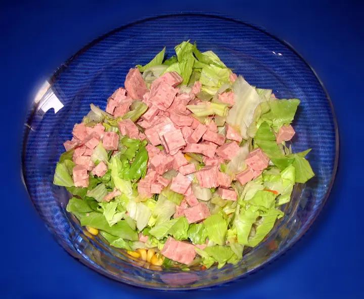 Eisbergsalat mit Frühstücksfleisch