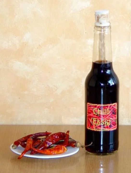 Chili- oder Peperoni-Essig