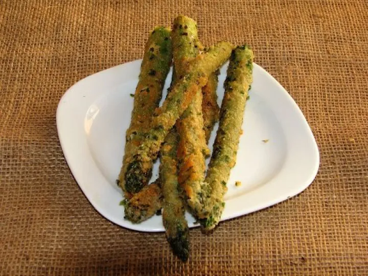 Spargel im Kräutermantel