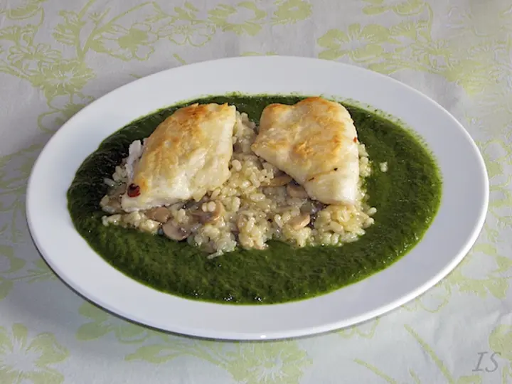 Pangasiusfilet auf Schwammerlrisotto und Spinat