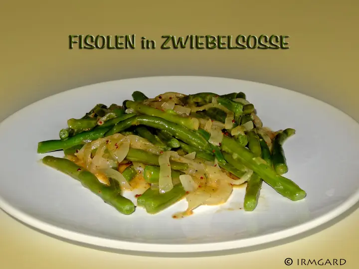 Fisolen in einer Zwiebelsosse