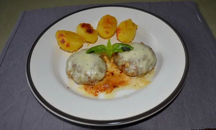 Fleischlaberl mit Mozzarella überbacken