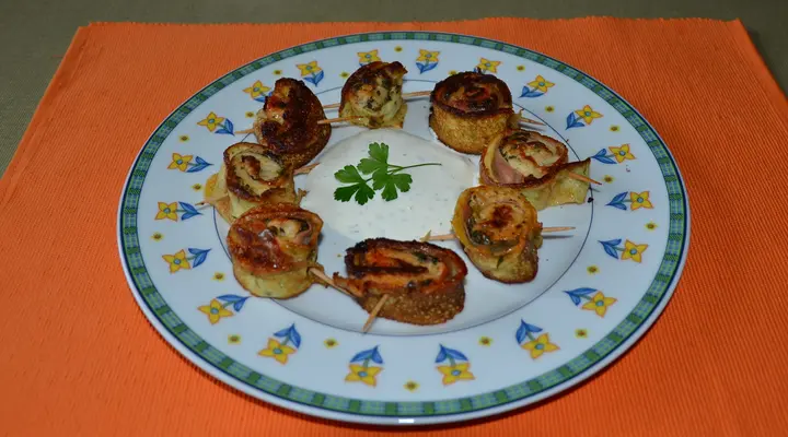 Palatschinkenröllchen pikant gefüllt