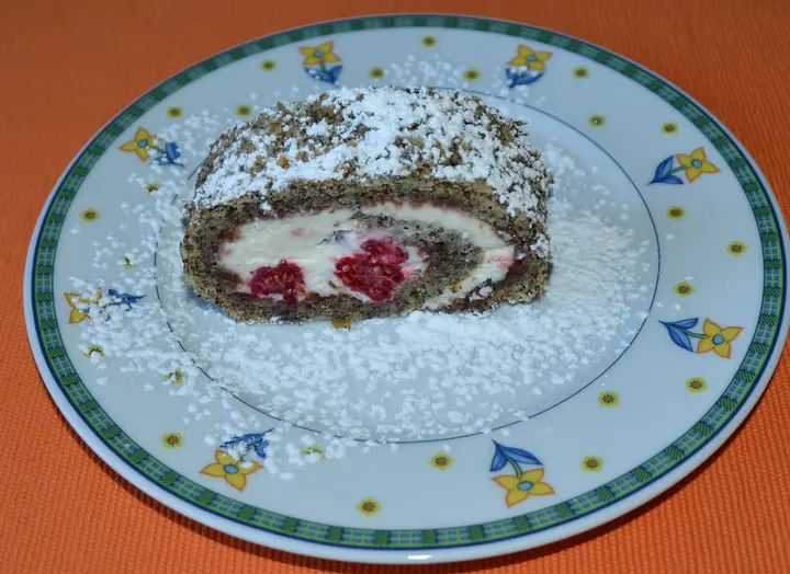 Mohn-Topfenroulade