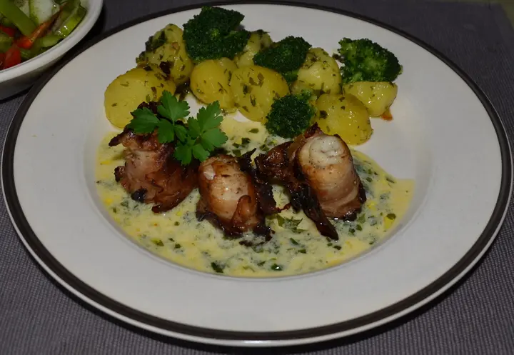 Fischrouladen im knusprigen Speckmantel