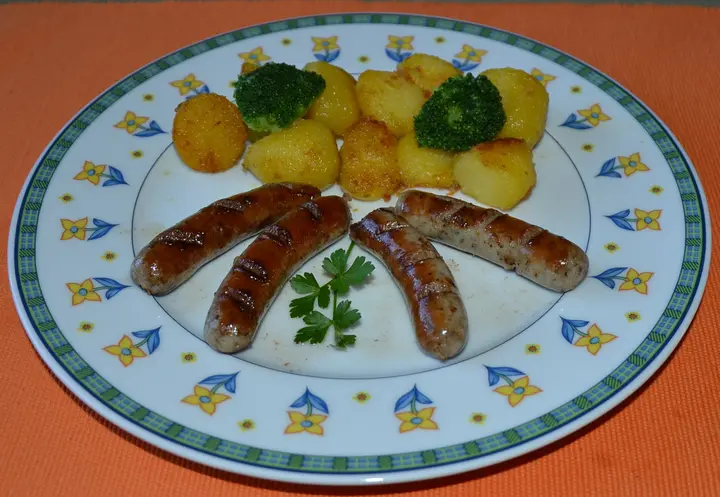 Rostbratwürstchen mit Bratkartoffeln