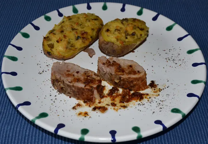Gebratenes Schweinsfilet mit gefüllten Kartoffeln