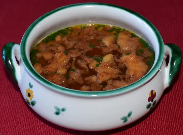 Suppe mit Brandteigeinlage