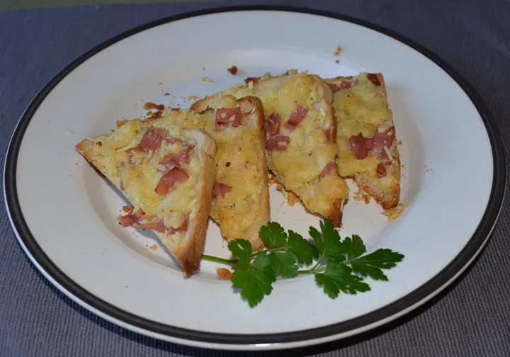 Überbackene Käsebrote