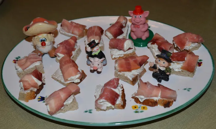 Brötchen Topfen-Krenaufstrich und Speckröllchen