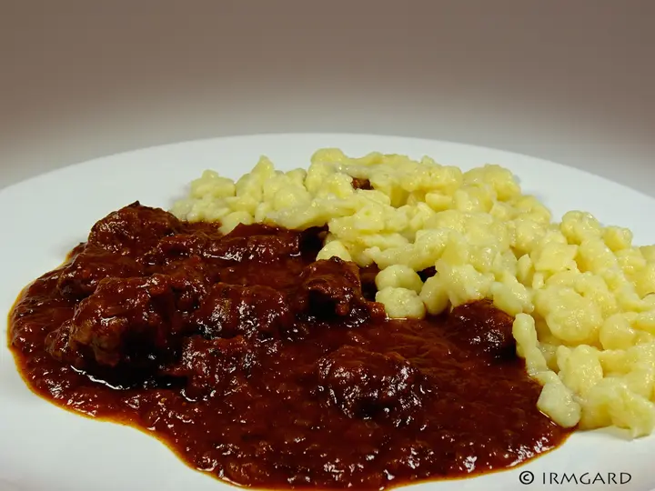 Rindsgulasch mit Spätzle