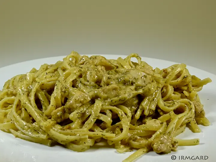 Pasta mit Lachs in Dill-Senf-Sauce