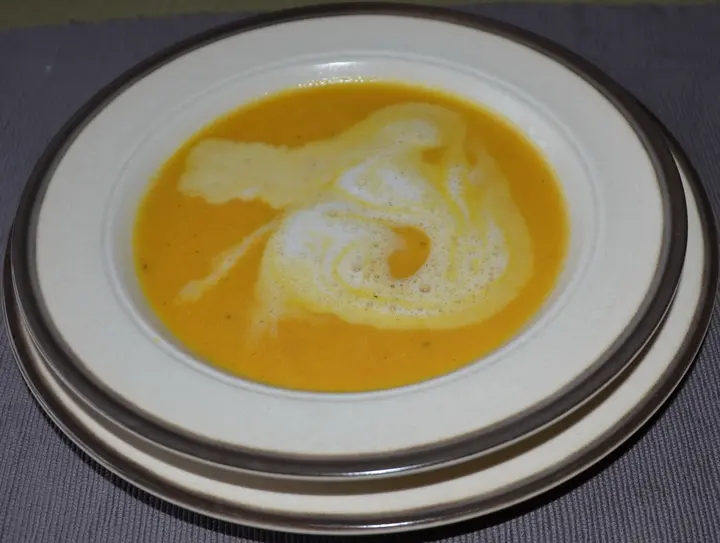 Karottensuppe mit Kokos-Ingwerschaum