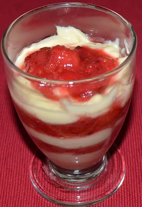 Pudding-Erdbeerbecher