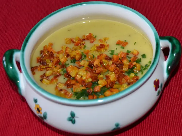 Erdäpfel-Selleriesuppe