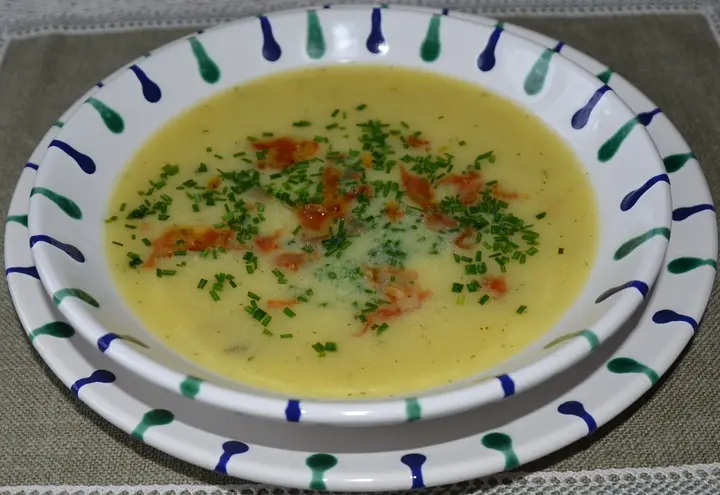 Kartoffelsuppe mit geröstenen Schinkenstreifen