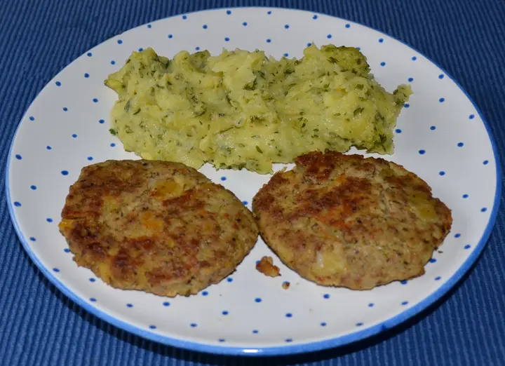 Kartoffel-Fleischlaberl mit Kartoffel-Petersil-Püree